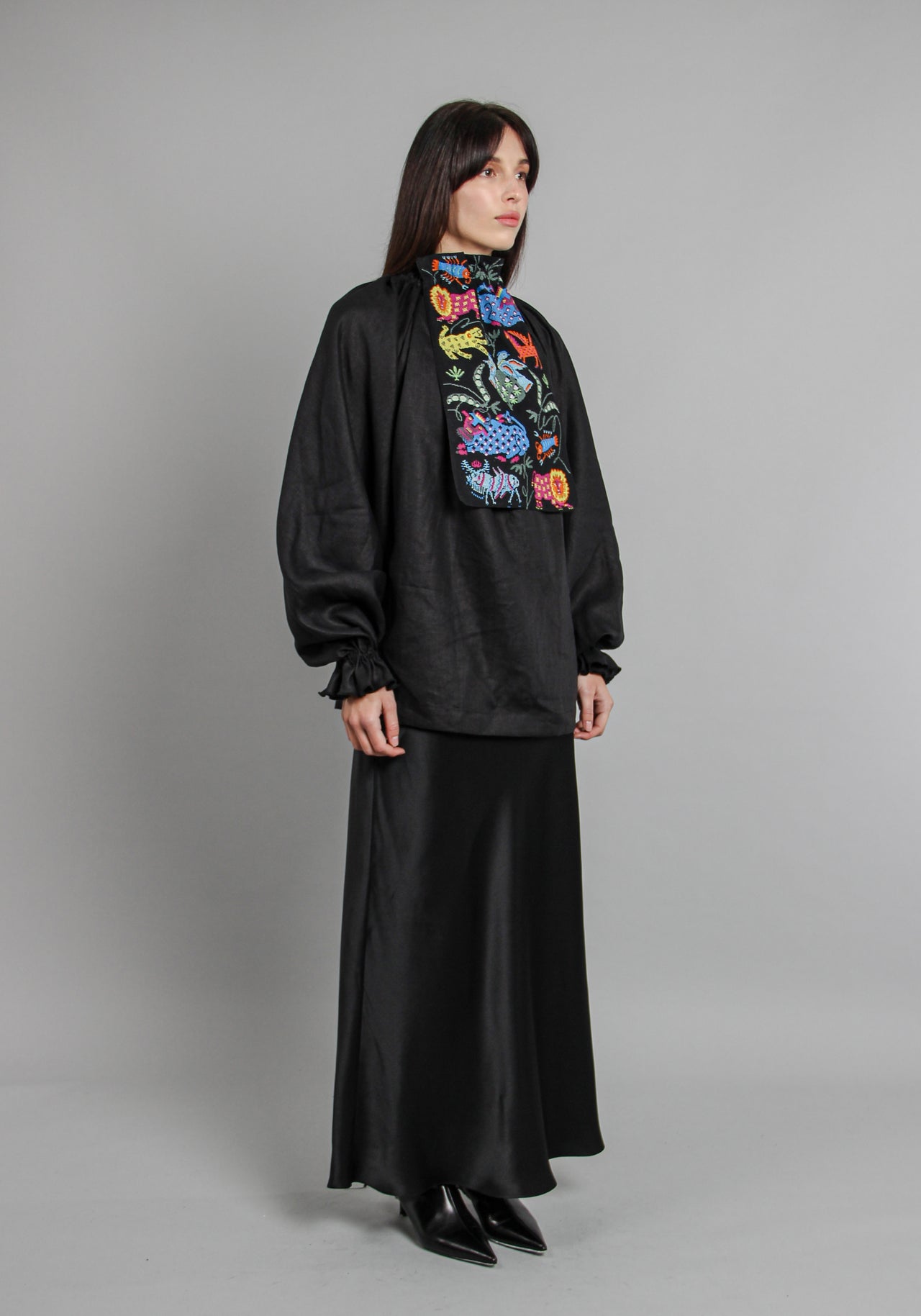 Long sleeve shirt with high neck embroidered element