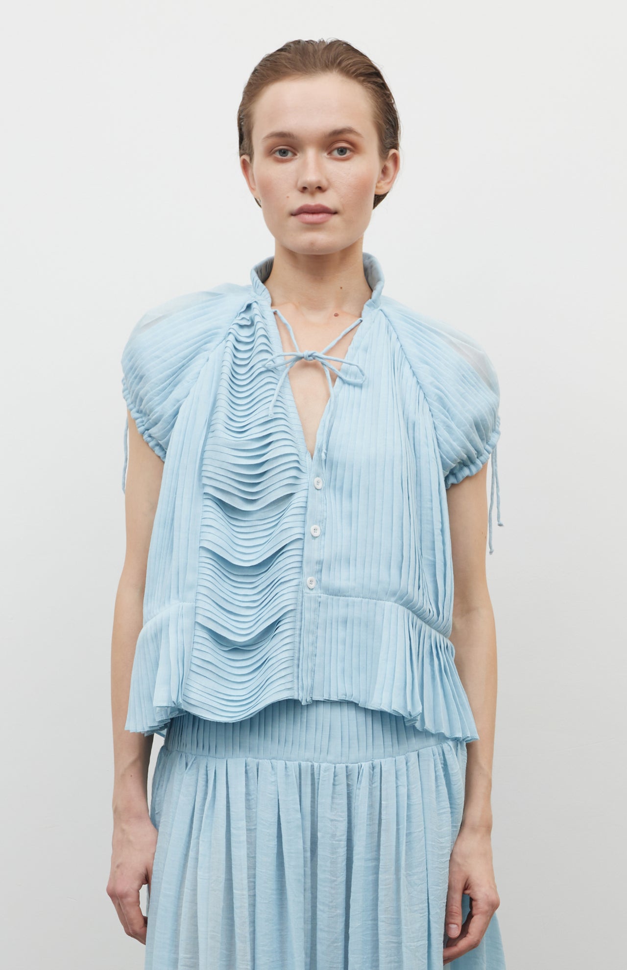Fully-pleated button-fastening blouse