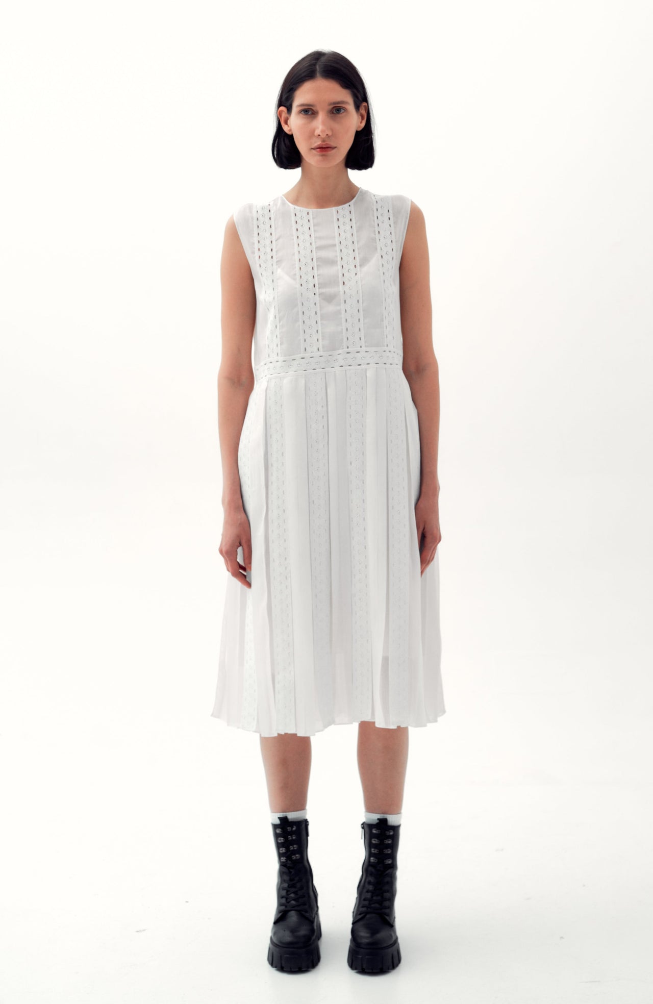 Pleated midi dress with laces