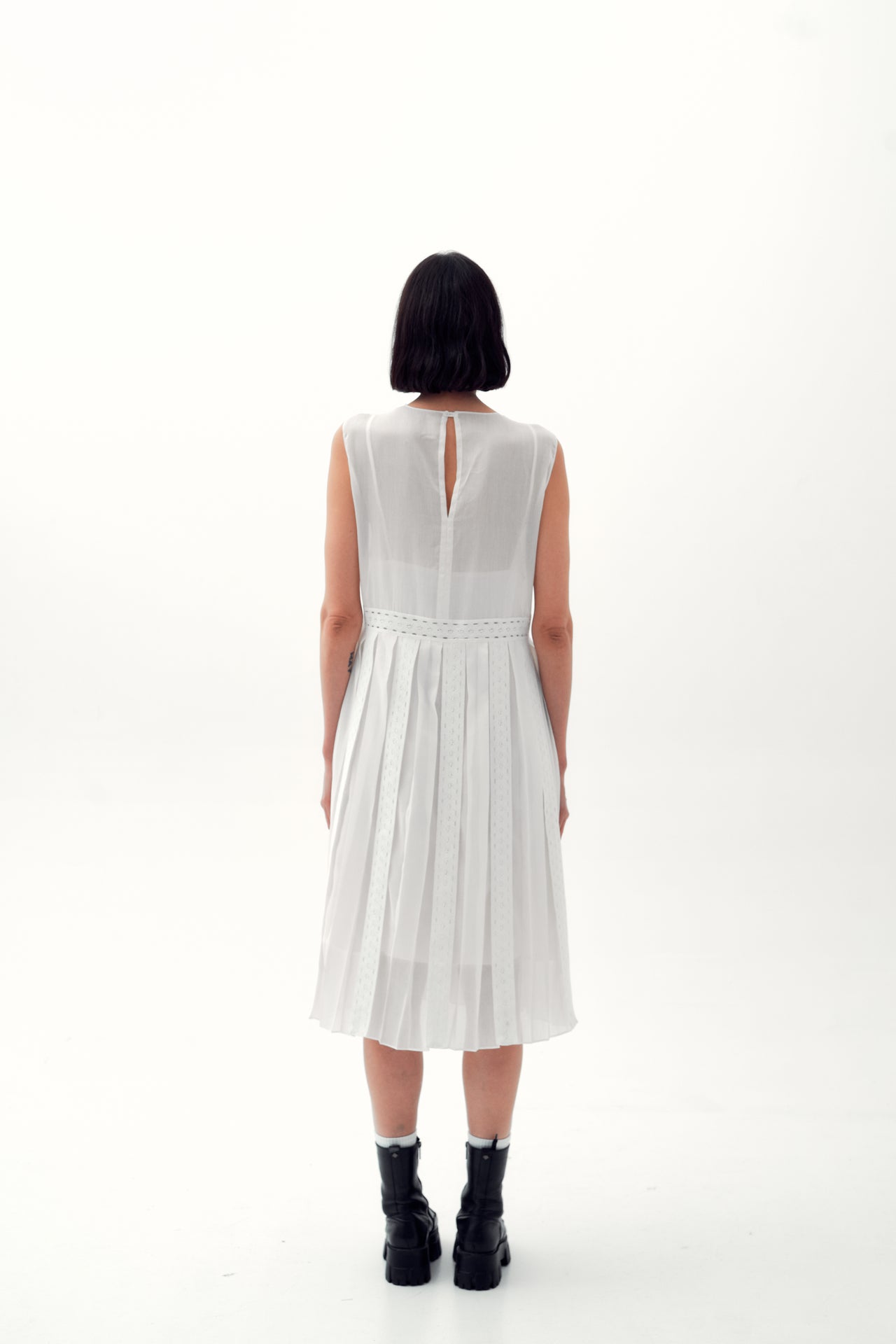 Pleated midi dress with laces